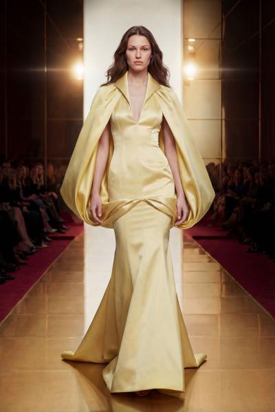 Alexis Mabille 26FSC021
Alexis Mabille 的 2026 春夏高级定制系列，是 2026 巴黎高定周中讨论度最高的系列之一，因为它不仅展示服装，更直接把 AI 生成影像 带入了高级定制秀场。整个秀场影像、模特、空间甚至部分服装呈现，都由 AI 生成完成。

Vogue 评价这场秀：

“没有任何部分是真实的。”
包括服装、模特与秀场画面，都以 AI 形式完成